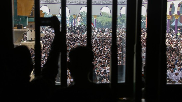 Peringatan Maulid Nabi Muhammad SAW di Masjid Agung Jateng Ulama Habib Umar Al Muthohar (kanan) menyampaikan ceramah di depan umat Islam dalam acara Haflah Maulidurrosul 1445 Hijriah di Masjid Agung Jawa Tengah (MAJT), Semarang, Jawa Tengah, Kamis (28/9/2023). Kegiatan kajian dan selawat yang dihadiri ribuan umat Islam dari berbagai daerah di Jawa Tengah tersebut digelar remaja islam masjid serta pengelola MAJT untuk memperingati Maulid Nabi Muhammad SAW 1445 Hijriah. ANTARA FOTO/Makna Zaezar/YU