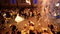 Dihari yang sama, pemakaman massal untuk para korban digelar di di Hamdanya, Irak. Sedikitnya 113 orang tewas dan lebih dari 150 orang terluka. Ada sekitar 1.000 tamu di pesta pernikahan tersebut. AP Phone