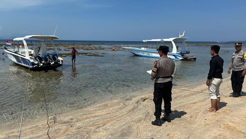 Polisi melakukan penanganan boat tabrakan yang mengakibatkan seorang bule Jerman tewas, Kamis (28/9/2023). (Foto: Dok. Polsek Nusa Penida)