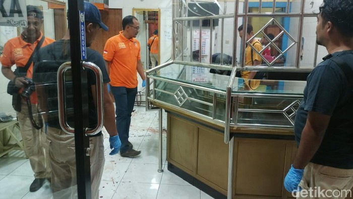 Polisi olah TKP percobaan perampokan dan penusukan penjaga toko emas di Boyolali, Kamis (28/9/2023)