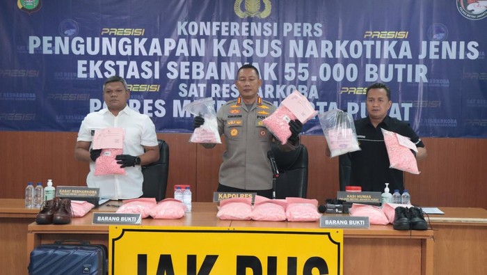 Polres Metro Jakarta Pusat menangkap kurir pembawa 50.000 pil ekstasi di Gunung Sahari, Jakarta Pusat.
