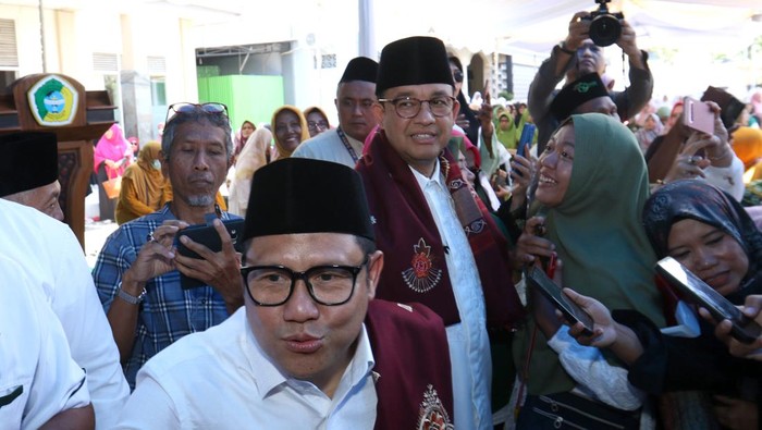Potret Anies-Cak Imin Safari Politik ke Banyuwangi Bakal calon Presiden Anies Rasyid Baswedan (tengah) dan bakal calon Wakil Presiden Abdul Muhaimin Iskandar (kiri) menyapa pendukungnya di Pondok Pesantren Darussalam Blok Agung, Banyuwangi, Jawa Timur, Kamis (28/9/2024). Kunjungan tersebut merupakan pertama kalinya Anies dan Cak Imin bersafari politik ke pondok pesantren sejak pertama kali mendeklarasikan diri pada 2 September lalu. ANTARA FOTO/Budi Candra Setya/YU