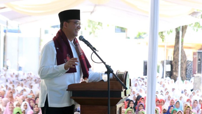 Bakal calon Presiden Anies Rasyid Baswedan (tengah) dan bakal calon Wakil Presiden Abdul Muhaimin Iskandar (kiri) menyapa pendukungnya di Pondok Pesantren Darussalam Blok Agung,  Banyuwangi, Jawa Timur, Kamis (28/9/2024). Kunjungan tersebut merupakan pertama kalinya Anies dan Cak Imin bersafari politik ke pondok pesantren sejak pertama kali mendeklarasikan diri pada 2 September lalu. ANTARA FOTO/Budi Candra Setya/YU