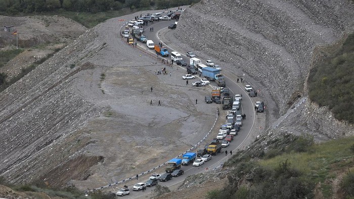 FILE - A convoy of cars of ethnic Armenians from Nagorno-Karabakh move to Kornidzor in Syunik region, Armenia, Sept. 26, 2023. Thousands of Nagorno-Karabakh residents are fleeing their homes after Azerbaijan's swift military operation to reclaim control of the breakaway region after a three-decade separatist conflict. (AP Photo/Vasily Krestyaninov, File)