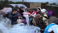 Dilansir Reuters, jalanan di pegunungan Karabakh nampak antrean kendaraan berisi etnis Armenia. Mayoritas warga bahkan tidur di sisi jalan menunggu giliran masuk Armenia. AP/Stepan Poghosyan 
