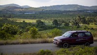 Warga mengunakan kendaraan roda empat melintas di dekat lahan yang rencananya akan dijadikan tempat relokasi warga di Tanjung Banon, Sembulang, Pulau Rempang, Batam, Kepulauan Riau, Rabu (27/9/2023).  