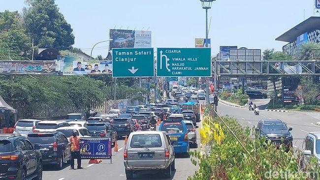 Potret lalu lintas di Simpang Gadog menuju Puncak Bogor, Kamis (28/9/2023) siang mengalami kemacetan.