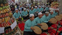 Remaja Masjid bermain Rabana saat mengiringi pembacaan Risalah Maulid pada peringatan Maulid Nabi Besar Muhammad SAW di Masjid Muyassarin, Kebayoran Lama, Jakarta, Kamis (28/9/2023). Selain pembacaan Risalah, peringatan Maulid juga diisi dengan Tausiyah hingga membagikan makanan kepada jemaah yang hadir. ANTARA FOTO/Muhammad Iqbal 