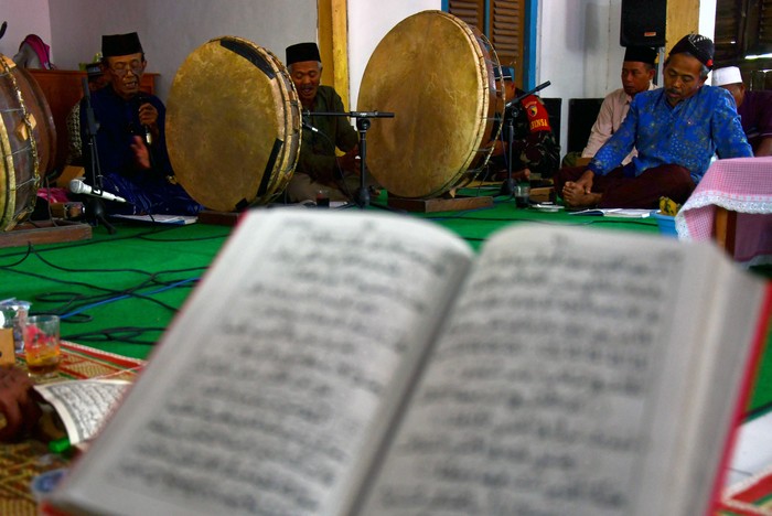 Warga muslim mengikuti barzanji dengan melantunkan shalawat dan puji-pujian kepada Nabi Muhammad SAW diiringi rebana saat digelarnya seni Gembrung di Kedondong, Kebonsari, Kabupaten Madiun, Jawa Timur, Kamis (28/9/2023). Pagelaran seni Gembrung di wilayah tersebut merupakan tradisi untuk memperingati Maulid Nabi Muhammad SAW. ANTARA FOTO/Siswowidodo/nym.