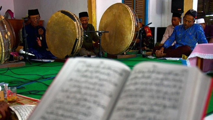 Warga muslim mengikuti barzanji dengan melantunkan shalawat dan puji-pujian kepada Nabi Muhammad SAW diiringi rebana saat digelarnya seni Gembrung di Kedondong, Kebonsari, Kabupaten Madiun, Jawa Timur, Kamis (28/9/2023). Pagelaran seni Gembrung di wilayah tersebut merupakan tradisi untuk memperingati Maulid Nabi Muhammad SAW. ANTARA FOTO/Siswowidodo/nym.