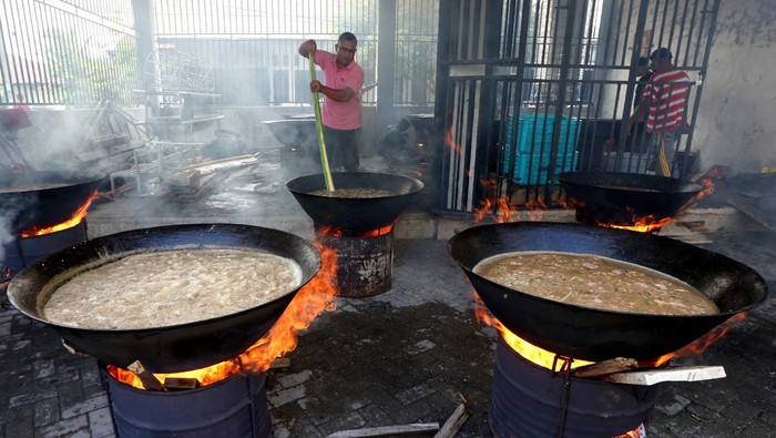 Potret Ragam Tradisi Peringati Maulid Nabi Muhammad SAW di Berbagai Daerah Warga memasak menu kuah beulangong (kari bumbu khas tradisional Aceh) pada perayaan maulid Nabi Muhammad SAW 2023 di Desa Ie Masen Ulee Kareng, Banda Aceh, Aceh, Kamis (28/9/2023). Menu tradisional kuah beulangong yang menjadi hidangan utama pada setiap perayaan maulid nabi itu dibagikan kepada seluruh warga terutama untuk anak yatim dan keluarga kurang mampu. ANTARA FOTO/Irwansyah Putra/YU