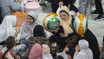 Potret Umat Muslim Irak Kumpul di Masjid Peringati Maulid Nabi