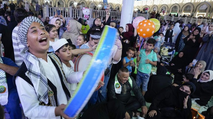 Muslims gathered in the holy Sunni shrine of Abdul-Qadir al-Gailani to mark the Prophet Mohammed's birthday in Baghdad, Iraq, Tuesday, Sept. 26, 2023. (AP Photo/Hadi Mizban)