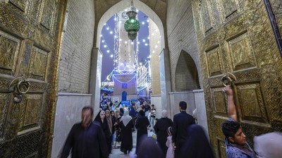Potret Umat Muslim Irak Kumpul di Masjid Peringati Maulid Nabi