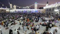 Umat Islam berkumpul di tempat suci Sunni Abdul-Qadir al-Gailani untuk memperingati Maulid Nabi Muhammad di Bagdad, Irak, Selasa (26/9/2023). Maulid Nabi Muhammad SAW merupakan momentum yang sangat istimewa bagi umat Islam di seluruh dunia. 