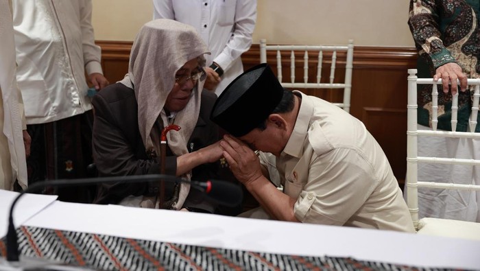 Bacapres Koalisi Indonesia Maju (KIM) Prabowo Subianto bersilaturahmi dengan para kiai dan gus NU dari Jatim di Hotel Shangri-la Surabaya, Kamis (28/9/2023).