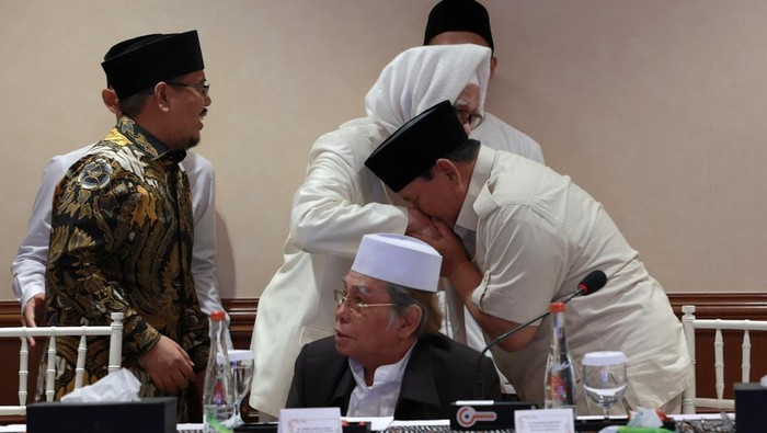 Bacapres Koalisi Indonesia Maju (KIM) Prabowo Subianto bersilaturahmi dengan para kiai dan gus NU dari Jatim di Hotel Shangri-la Surabaya, Kamis (28/9/2023).