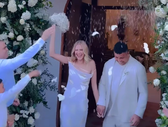 Celina Locks mengunggah foto pernikahannya dengan Ronaldo ke akun Instagramnya yang memiliki lebih dari 481 ribu pengikut. “Hari ini kami mengumpulkan keluarga kami untuk perayaan keagamaan yang intim. Ini menandai awal dari minggu yang penuh dengan banyak perayaan,” tulis Celina. Foto: Dok. Instagram @celinalocks/@ronaldo