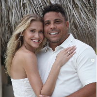 Seperti dikutip dari The Sun, Celina Locks merupakan istri keempat Ronaldo. Sebelumnya pesepakbola 47 tahun itu pernah menikah dengan Milene Domingues, Daniella Cicarelli dan Maria Beatriz Antony. Foto: Dok. Instagram @celinalocks/@ronaldo