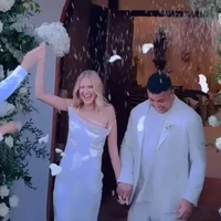 Celina Locks mengunggah foto pernikahannya dengan Ronaldo ke akun Instagramnya yang memiliki lebih dari 481 ribu pengikut. “Hari ini kami mengumpulkan keluarga kami untuk perayaan keagamaan yang intim. Ini menandai awal dari minggu yang penuh dengan banyak perayaan,” tulis Celina. Foto: Dok. Instagram @celinalocks/@ronaldo