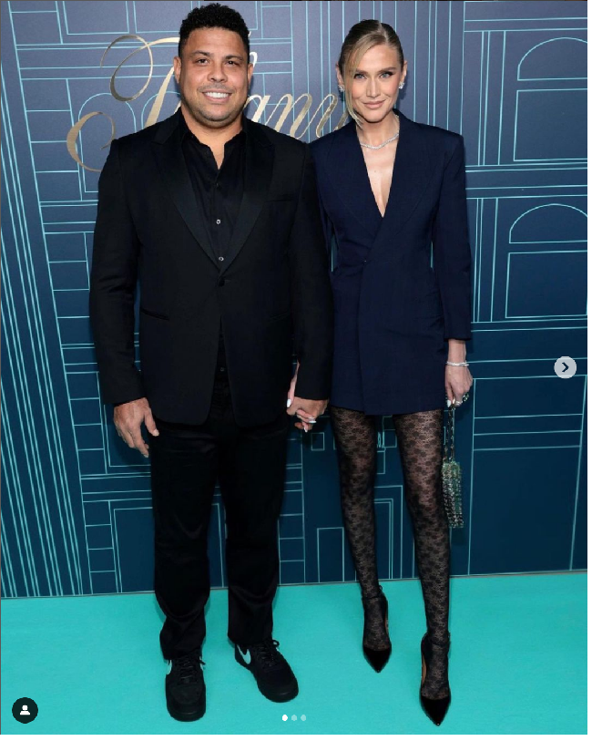 Dalam wawancara dengan Vogue Arabia, Celina mengungkapkan momen perkenalannya dengan Ronaldo. “Kami bertemu di rumah seorang teman dan pada saat itu aku tidak terlalu menaruh perhatian padanya. Setelah lebih sering bertemu, biasanya saat berkumpul bersama teman-teman, dia mendekatiku dan berkata dengan percaya diri, ‘kamu akan jatuh cinta padaku dalam dua bulan.’ Pada saat itu aku hanya tertawa. Tapi pada akhirnya dia benar,” kenang Celina. Foto: Dok. Instagram @celinalocks/@ronaldo