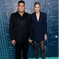 Dalam wawancara dengan Vogue Arabia, Celina mengungkapkan momen perkenalannya dengan Ronaldo. “Kami bertemu di rumah seorang teman dan pada saat itu aku tidak terlalu menaruh perhatian padanya. Setelah lebih sering bertemu, biasanya saat berkumpul bersama teman-teman, dia mendekatiku dan berkata dengan percaya diri, ‘kamu akan jatuh cinta padaku dalam dua bulan.’ Pada saat itu aku hanya tertawa. Tapi pada akhirnya dia benar,” kenang Celina. Foto: Dok. Instagram @celinalocks/@ronaldo