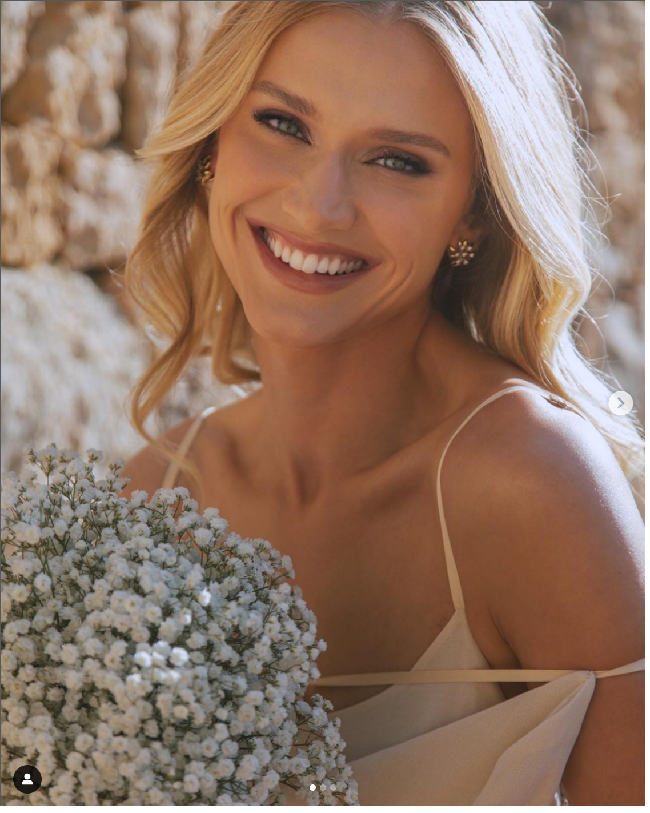 Saat tak sibuk menjadi model, Celina Locks akan menjalani bisnisnya di dunia kecantikan dan menjadi seorang influencer. Celina merupakan CEO dari Celina Locks Beauty yang menjual skincare hingga makeup. Foto: Dok. Instagram @celinalocks/@ronaldo