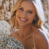 Saat tak sibuk menjadi model, Celina Locks akan menjalani bisnisnya di dunia kecantikan dan menjadi seorang influencer. Celina merupakan CEO dari Celina Locks Beauty yang menjual skincare hingga makeup. Foto: Dok. Instagram @celinalocks/@ronaldo