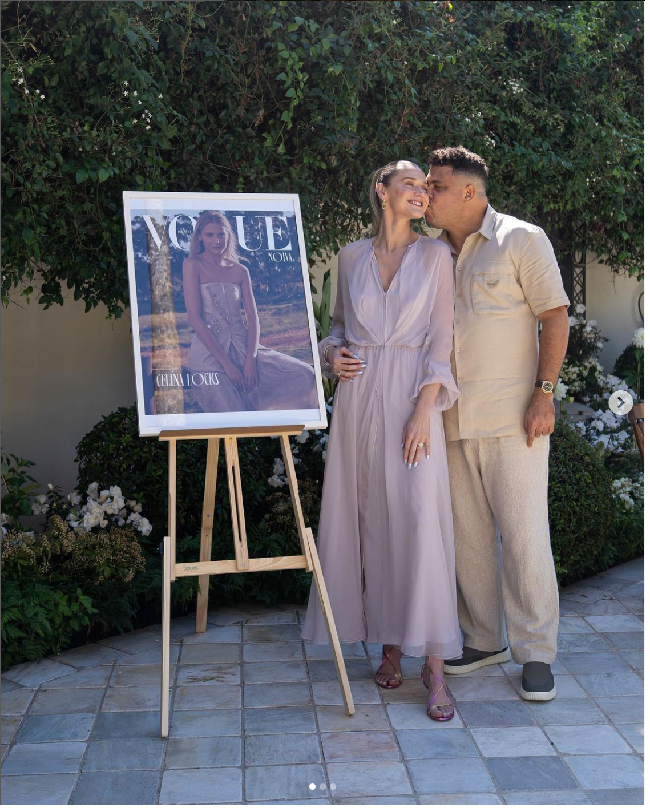 Celina Locks dikenal sebagai model yang cukup populer di Brazil. Wanita 33 tahun itu rutin didapuk menjadi model di fashion show mulai dari Sao Paulo Fashion Week hingga Paris Fashion Week. Dia pun pernah menjadi model sampul Vogue Brazil. Foto: Dok. Instagram @celinalocks/@ronaldo