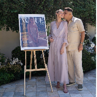 Celina Locks dikenal sebagai model yang cukup populer di Brazil. Wanita 33 tahun itu rutin didapuk menjadi model di fashion show mulai dari Sao Paulo Fashion Week hingga Paris Fashion Week. Dia pun pernah menjadi model sampul Vogue Brazil. Foto: Dok. Instagram @celinalocks/@ronaldo