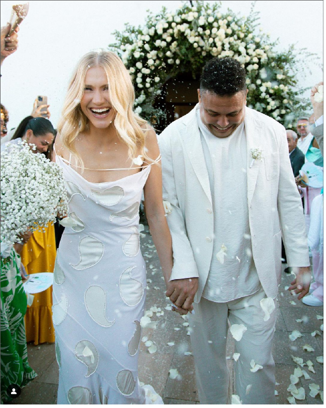 Ronaldo dan Celina Locks memilih busana pengantin berwarna putih untuk hari pernikahan mereka. Ronaldo dan Celina mengumumkan pertunangan mereka pada Januari 2023. Keduanya menikah setelah tujuh tahun pacaran.  Foto: Dok. Instagram @celinalocks/@ronaldo