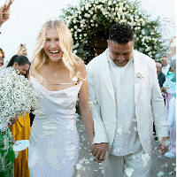 Ronaldo dan Celina Locks memilih busana pengantin berwarna putih untuk hari pernikahan mereka. Ronaldo dan Celina mengumumkan pertunangan mereka pada Januari 2023. Keduanya menikah setelah tujuh tahun pacaran.  Foto: Dok. Instagram @celinalocks/@ronaldo