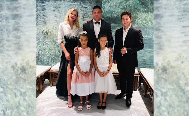 Dari pernikahannya dengan pesepakbola Milene Domingues, Ronaldo dikaruniai seorang putra yang dinamainya sama dengan namanya Ronaldo. Pesepakbola dengan julukan R9 itu memiliki dua anak dari pernikahannya dengan Maria Beatriz Antony. Ronaldo juga memiliki anak dari skandalnya dengan seorang pelayan bernama Michele Umezu. Sedangkan Celina diketahui belum pernah menikah dan memiliki anak. Foto: Dok. Instagram @celinalocks/@ronaldo