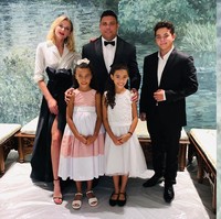 Dari pernikahannya dengan pesepakbola Milene Domingues, Ronaldo dikaruniai seorang putra yang dinamainya sama dengan namanya Ronaldo. Pesepakbola dengan julukan R9 itu memiliki dua anak dari pernikahannya dengan Maria Beatriz Antony. Ronaldo juga memiliki anak dari skandalnya dengan seorang pelayan bernama Michele Umezu. Sedangkan Celina diketahui belum pernah menikah dan memiliki anak. Foto: Dok. Instagram @celinalocks/@ronaldo