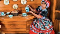 Terakhir, ini adalah photoshot Rosa yang bertemakan noni-noni Belanda yang tengah menghidangkan teh dan kue.  Foto: Instagram @thererose_