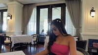 Rosa memang sudah terbiasa menikmati hidangan di restoran bintang lima, seperti pada momen ini saat makan di restoran yang ada di InterContinental Bali. Foto: Instagram @thererose_