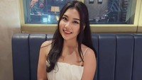 Ada momen Rosa saat menikmati wine di sebuah restoran bergengsi, yakni AMUZ Gourmet Restaurant. Foto: Instagram @thererose_