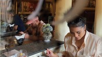 Rosa saat menikmati hidangan di Kebun Bistro yang ada di Bali. Sesuai namanya, restoran ini mengusung konsep kebun yang asri. Foto: Instagram @thererose_
