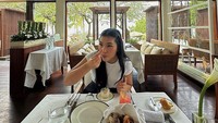 Sarapan Rosa di restoran St Regist Nusa Dua Bali, ia menikmati aneka pastry lengkap dengan selainya. Foto: Instagram @thererose_