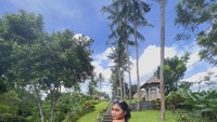 Food vlogger dengan akun Codeblu tengah ramai jadi perbincangan usai melakukan review jujur terhadap warung makan Nyak Kopsah. Foto: Instagram @thererose_