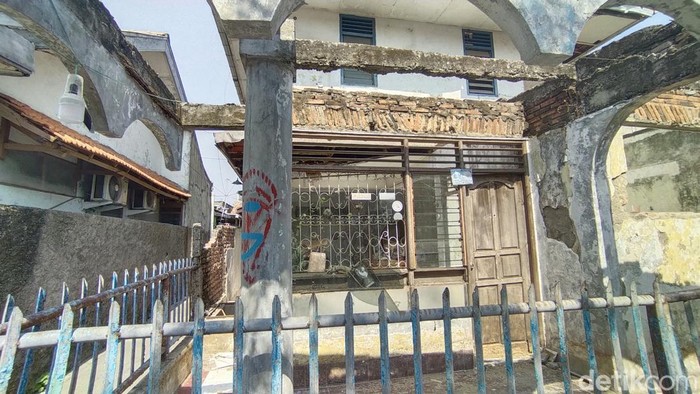 Rumah kosong yang menjadi sarang ular di Matraman, Jakarta Timur, kini telah dibersihkan. Total, 17 ular sanca berhasil ditangkap dari rumah tersebut. (Tina Susilawati/detikcom)
