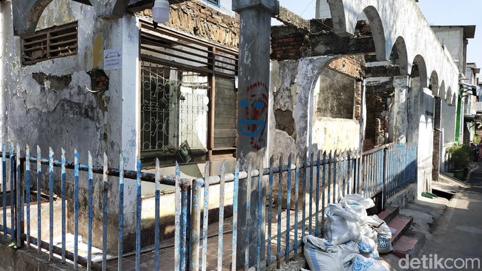 Rumah kosong yang menjadi sarang ular di Matraman, Jakarta Timur, kini telah dibersihkan. Total, 17 ular sanca berhasil ditangkap dari rumah tersebut. (Tina Susilawati/detikcom)