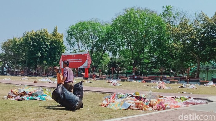 Sampah berserakan di Alun-alun Klaten, Kamis (28/9/2023) pagi.