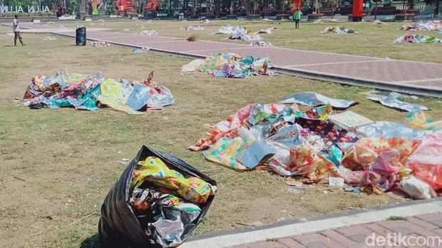 Sampah berserakan di Alun-alun Klaten, Kamis (28/9/2023) pagi.