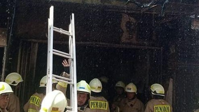 Sebuah rumah makan yang berlokasi di Gambir, Jakarta Pusat (Jakpus) terbakar siang tadi. Dalam insiden tersebut, dua orang dilaporkan tewas. (IG @humasjakfire)