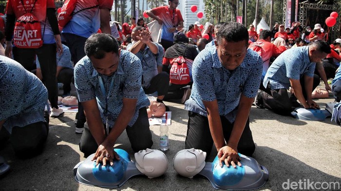 Ratusan peserta mengikuti pelatihan Bantuan Hidup Dasar saat  acara Hari Jantung Sedunia di GBK, Jakarta, Kamis (28/9/2023).