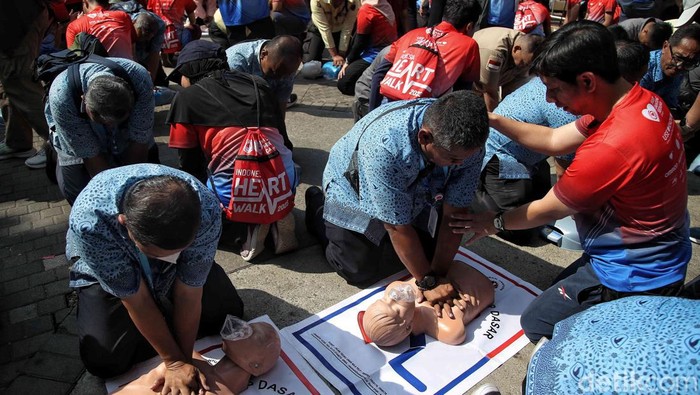Ratusan peserta mengikuti pelatihan Bantuan Hidup Dasar saat  acara Hari Jantung Sedunia di GBK, Jakarta, Kamis (28/9/2023).