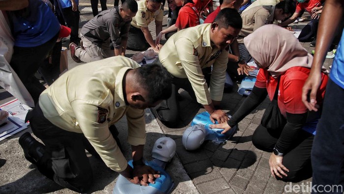 Ratusan peserta mengikuti pelatihan Bantuan Hidup Dasar saat  acara Hari Jantung Sedunia di GBK, Jakarta, Kamis (28/9/2023).