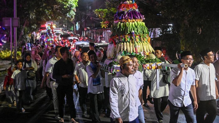 Umat Islam mengikuti kirab gunungan dan pawai obor elektrik di Tangerang, Banten, Rabu (27/9/2023). Kegiatan yang diikuti warga dan instansi pemerintah Kota Tangerang tersebut untuk memperingati Maulid Nabi Muhammad SAW 12 Rabiul Awal 1445 Hijriah. ANTARA FOTO/Sulthony Hasanuddin/tom.