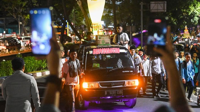 Umat Islam mengikuti kirab gunungan dan pawai obor elektrik di Tangerang, Banten, Rabu (27/9/2023). Kegiatan yang diikuti warga dan instansi pemerintah Kota Tangerang tersebut untuk memperingati Maulid Nabi Muhammad SAW 12 Rabiul Awal 1445 Hijriah. ANTARA FOTO/Sulthony Hasanuddin/tom.
